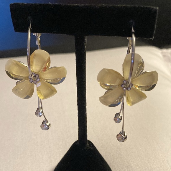 NWOT - Light Yellow Flower Silvertone Hoop Pierced Earrings & White Crystals - Picture 3 of 11